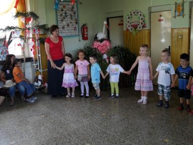 Pekný program prichystali učiteľky s deťmi pre matky.
Pekný program prichystali učiteľky s deťmi pre matky.