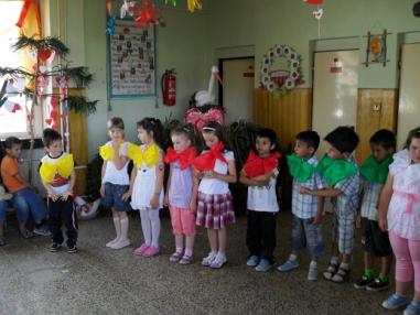 Pekný program prichystali učiteľky s deťmi pre matky.
Pekný program prichystali učiteľky s deťmi pre matky.