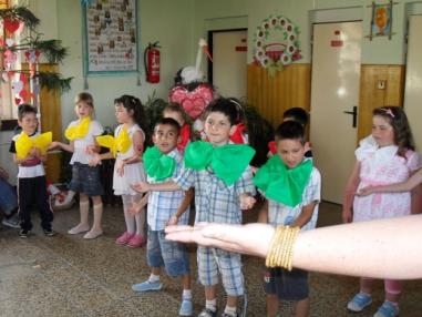 Pekný program prichystali učiteľky s deťmi pre matky.
Pekný program prichystali učiteľky s deťmi pre matky.