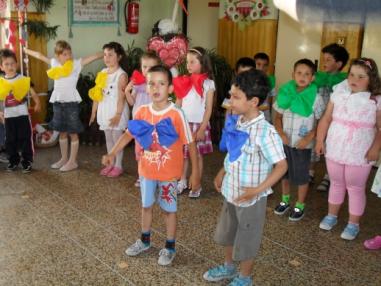 Pekný program prichystali učiteľky s deťmi pre matky.
Pekný program prichystali učiteľky s deťmi pre matky.