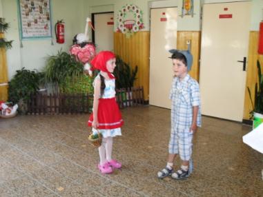 Pekný program prichystali učiteľky s deťmi pre matky.
Pekný program prichystali učiteľky s deťmi pre matky.