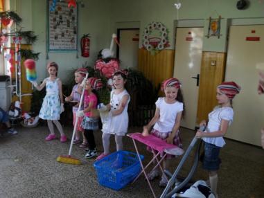 Pekný program prichystali učiteľky s deťmi pre matky.
Pekný program prichystali učiteľky s deťmi pre matky.
