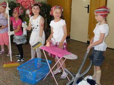 Pekný program prichystali učiteľky s deťmi pre matky.
Pekný program prichystali učiteľky s deťmi pre matky.