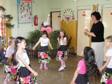 Pekný program prichystali učiteľky s deťmi pre matky.
Pekný program prichystali učiteľky s deťmi pre matky.