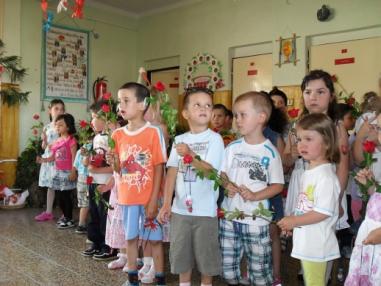Pekný program prichystali učiteľky s deťmi pre matky.
Pekný program prichystali učiteľky s deťmi pre matky.