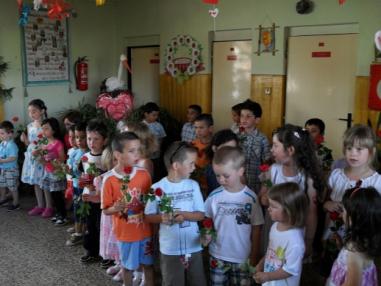 Pekný program prichystali učiteľky s deťmi pre matky.
Pekný program prichystali učiteľky s deťmi pre matky.