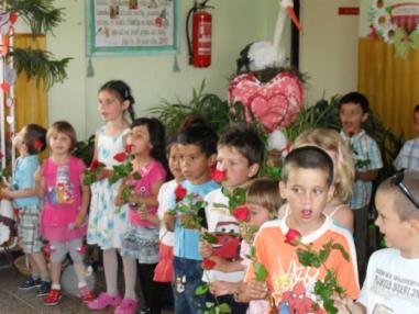 Pekný program prichystali učiteľky s deťmi pre matky.
Pekný program prichystali učiteľky s deťmi pre matky.