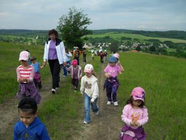 Deti sa tešili z návštevy Jelšovca a okolia.
Deti sa tešili z návštevy Jelšovca a okolia.