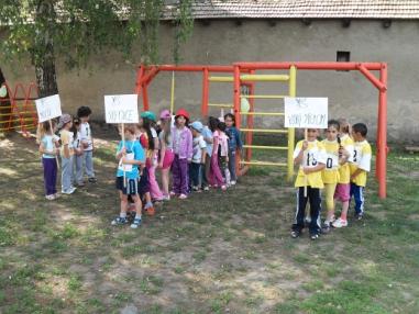 Súťažný deň a účastníci športových disciplín.
Súťažný deň a účastníci športových disciplín.