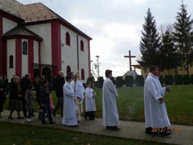 Svätá omša procesia.
Svätá omša procesia.