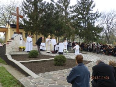 Svätá omša procesia.
Svätá omša procesia.