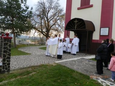 Svätá omša procesia.
Svätá omša procesia.