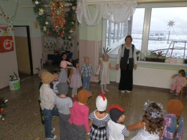 Detičky z MŠ spolu s učiteľkami pekným programom potešili rodičov.
Detičky z MŠ spolu s učiteľkami pekným programom potešili rodičov.