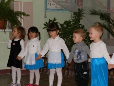 Detičky z MŠ spolu s učiteľkami pekným programom potešili rodičov.
Detičky z MŠ spolu s učiteľkami pekným programom potešili rodičov.