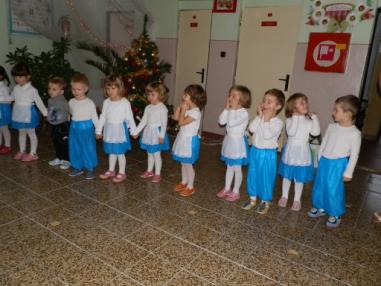 Detičky z MŠ spolu s učiteľkami pekným programom potešili rodičov.
Detičky z MŠ spolu s učiteľkami pekným programom potešili rodičov.