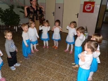 Detičky z MŠ spolu s učiteľkami pekným programom potešili rodičov.
Detičky z MŠ spolu s učiteľkami pekným programom potešili rodičov.