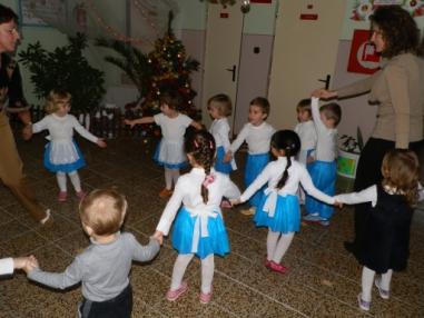 Detičky z MŠ spolu s učiteľkami pekným programom potešili rodičov.
Detičky z MŠ spolu s učiteľkami pekným programom potešili rodičov.