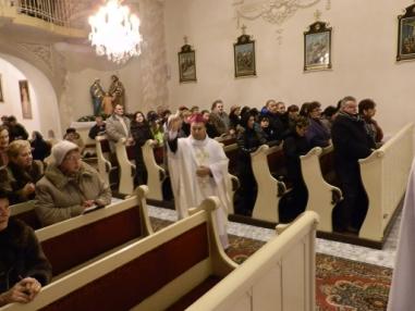 Chvíle sv. omše tichej noci na farskom kostole.
Chvíle sv. omše tichej noci na farskom kostole.