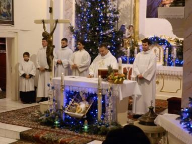 Chvíle sv. omše tichej noci na farskom kostole.
Chvíle sv. omše tichej noci na farskom kostole.