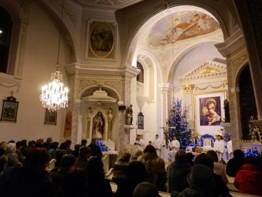 Chvíle sv. omše tichej noci na farskom kostole.
Chvíle sv. omše tichej noci na farskom kostole.