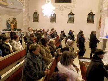 Chvíle sv. omše tichej noci na farskom kostole.
Chvíle sv. omše tichej noci na farskom kostole.