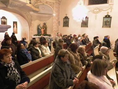 Chvíle sv. omše tichej noci na farskom kostole.
Chvíle sv. omše tichej noci na farskom kostole.