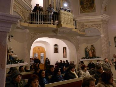 Chvíle sv. omše tichej noci na farskom kostole.
Chvíle sv. omše tichej noci na farskom kostole.