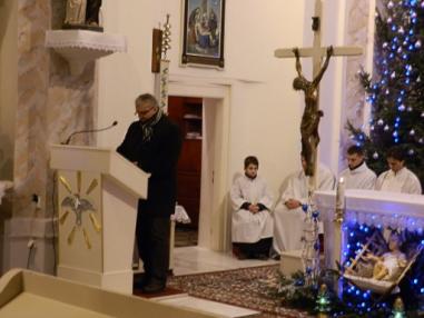 Chvíle sv. omše tichej noci na farskom kostole.
Chvíle sv. omše tichej noci na farskom kostole.