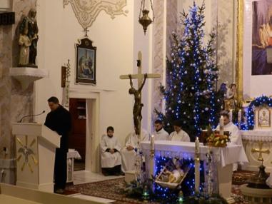 Chvíle sv. omše tichej noci na farskom kostole.
Chvíle sv. omše tichej noci na farskom kostole.