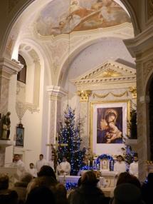 Chvíle sv. omše tichej noci na farskom kostole.
Chvíle sv. omše tichej noci na farskom kostole.