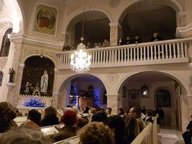 Chvíle sv. omše tichej noci na farskom kostole.
Chvíle sv. omše tichej noci na farskom kostole.