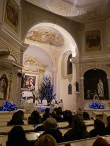 Chvíle sv. omše tichej noci na farskom kostole.
Chvíle sv. omše tichej noci na farskom kostole.