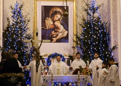 Chvíle sv. omše tichej noci na farskom kostole.
Chvíle sv. omše tichej noci na farskom kostole.