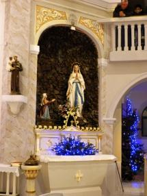 Chvíle sv. omše tichej noci na farskom kostole.
Chvíle sv. omše tichej noci na farskom kostole.