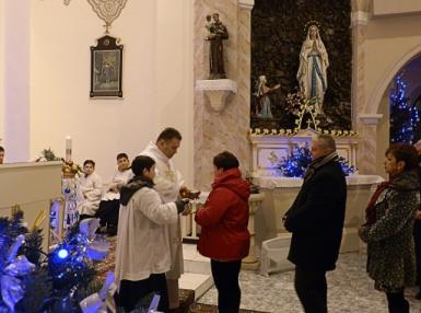 Chvíle sv. omše tichej noci na farskom kostole.
Chvíle sv. omše tichej noci na farskom kostole.