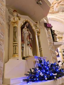 Chvíle sv. omše tichej noci na farskom kostole.
Chvíle sv. omše tichej noci na farskom kostole.