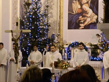 Chvíle sv. omše tichej noci na farskom kostole.
Chvíle sv. omše tichej noci na farskom kostole.