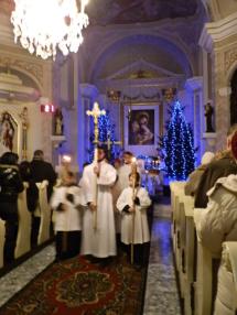 Chvíle sv. omše tichej noci na farskom kostole.
Chvíle sv. omše tichej noci na farskom kostole.