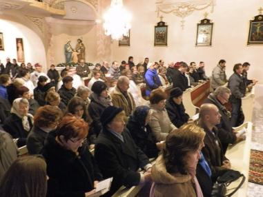Chvíle sv. omše tichej noci na farskom kostole.
Chvíle sv. omše tichej noci na farskom kostole.
