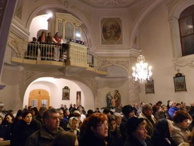 Chvíle sv. omše tichej noci na farskom kostole.
Chvíle sv. omše tichej noci na farskom kostole.