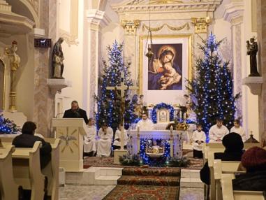 Chvíle sv. omše tichej noci na farskom kostole.
Chvíle sv. omše tichej noci na farskom kostole.