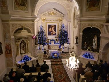 Chvíle sv. omše tichej noci na farskom kostole.
Chvíle sv. omše tichej noci na farskom kostole.
