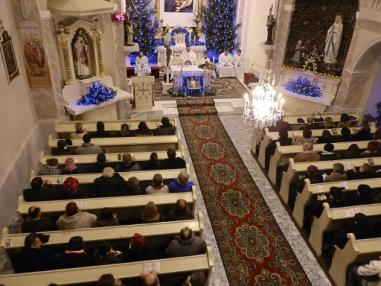 Chvíle sv. omše tichej noci na farskom kostole.
Chvíle sv. omše tichej noci na farskom kostole.