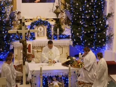 Chvíle sv. omše tichej noci na farskom kostole.
Chvíle sv. omše tichej noci na farskom kostole.
