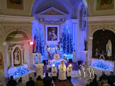 Chvíle sv. omše tichej noci na farskom kostole.
Chvíle sv. omše tichej noci na farskom kostole.