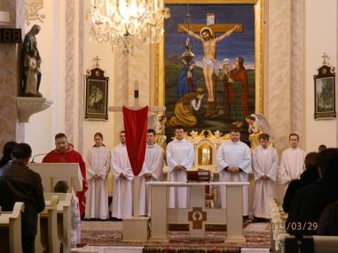 Okamihy liturgie uctievania svätého kríža.
Okamihy liturgie uctievania svätého kríža.