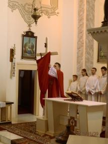 Okamihy liturgie uctievania svätého kríža.
Okamihy liturgie uctievania svätého kríža.