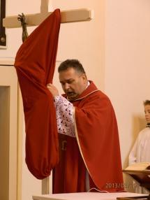 Okamihy liturgie uctievania svätého kríža.
Okamihy liturgie uctievania svätého kríža.