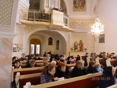 Okamihy liturgie uctievania svätého kríža.
Okamihy liturgie uctievania svätého kríža.