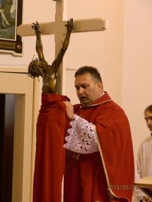 Okamihy liturgie uctievania svätého kríža.
Okamihy liturgie uctievania svätého kríža.